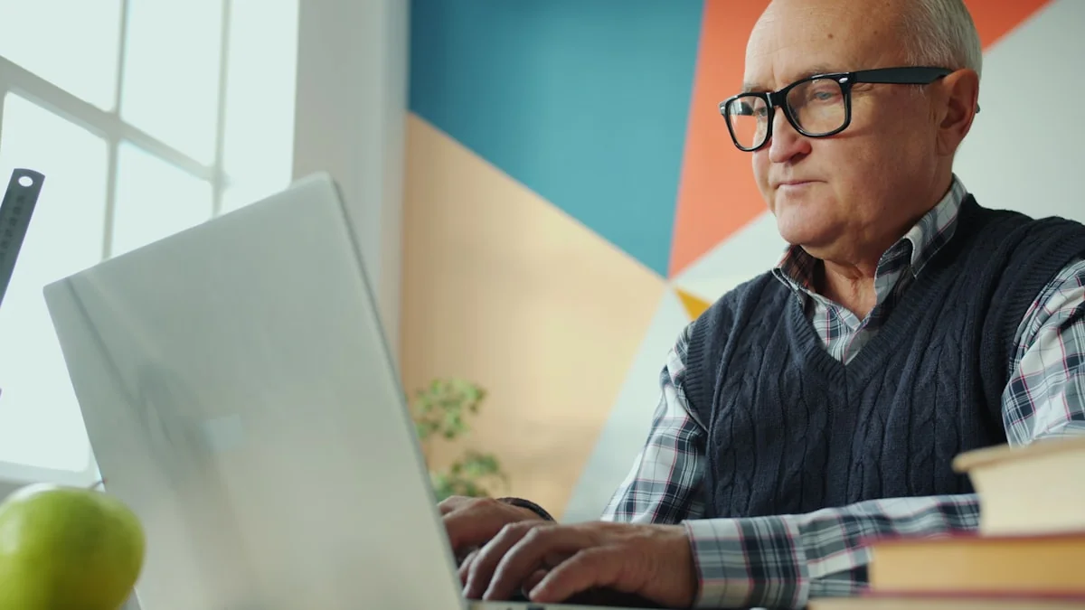 Personne âgée utilisant un ordinateur portable