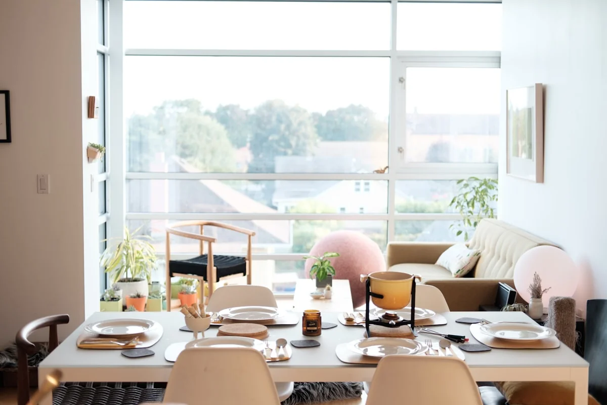 Salon vide et lumineux d'un logement bien entretenu