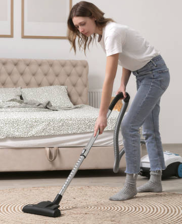 femme passant l'aspirateur